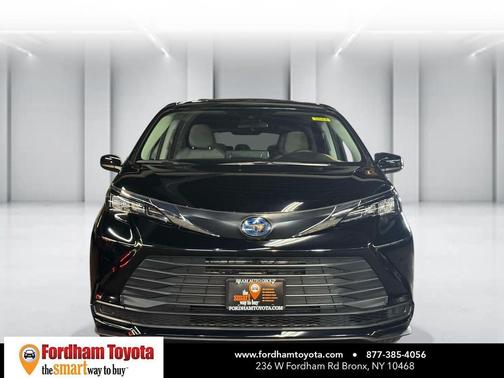 Midnight Black Metallic 2024 Toyota Sienna LE