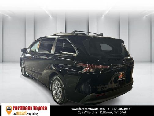 Midnight Black Metallic 2024 Toyota Sienna LE