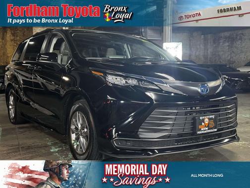 Midnight Black Metallic 2024 Toyota Sienna LE