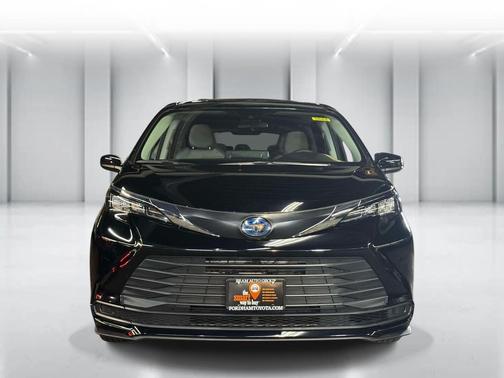 Midnight Black Metallic 2024 Toyota Sienna LE
