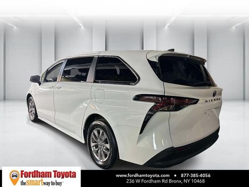 2024 Toyota Sienna LE