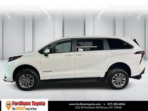 2025 Toyota Sienna LE