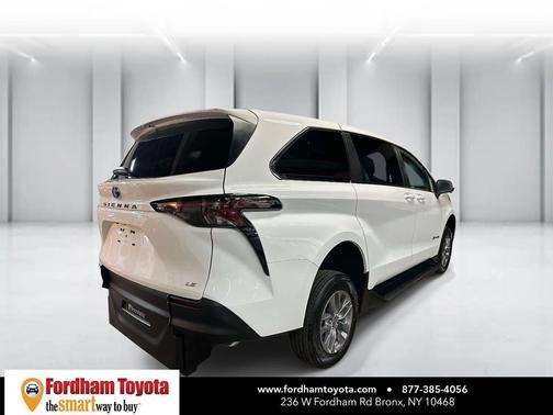 2025 Toyota Sienna LE