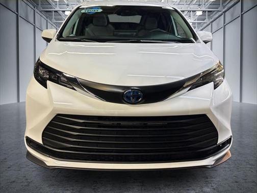 2025 Toyota Sienna LE