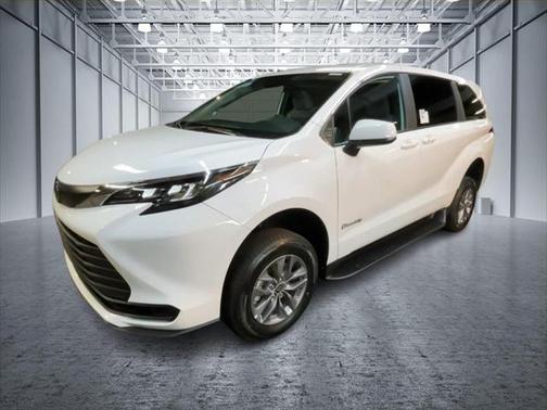 2025 Toyota Sienna LE