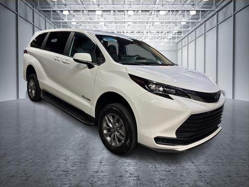 2025 Toyota Sienna LE
