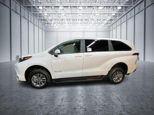 2025 Toyota Sienna LE