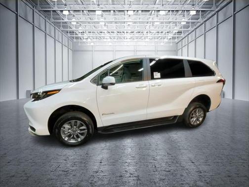2025 Toyota Sienna LE