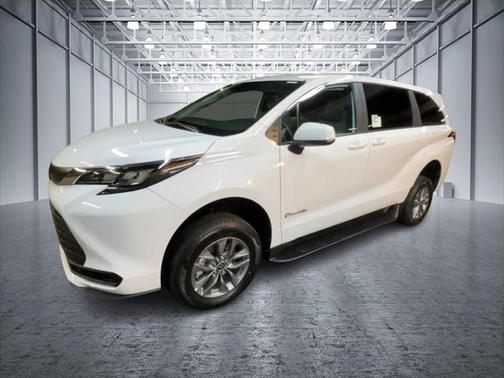 2025 Toyota Sienna LE