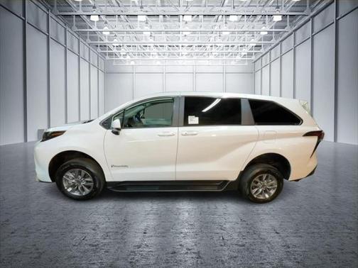 2025 Toyota Sienna LE