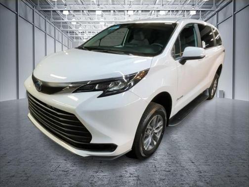 2025 Toyota Sienna LE