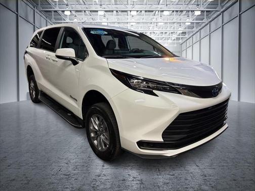 2025 Toyota Sienna LE