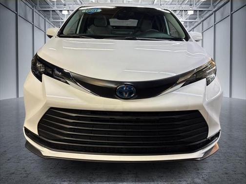 2025 Toyota Sienna LE