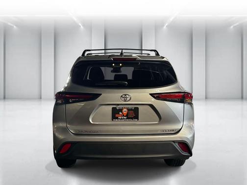 Celestial Silver Metallic 2024 Toyota Highlander LE