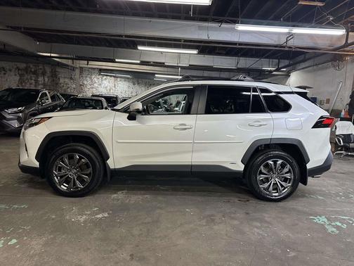 2022 Toyota RAV4 Hybrid XLE Premium