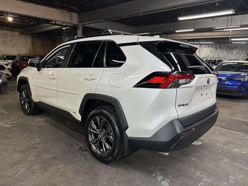 2022 Toyota RAV4 Hybrid XLE Premium