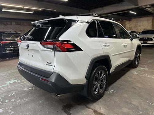 2022 Toyota RAV4 Hybrid XLE Premium