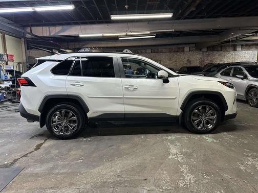 2022 Toyota RAV4 Hybrid XLE Premium