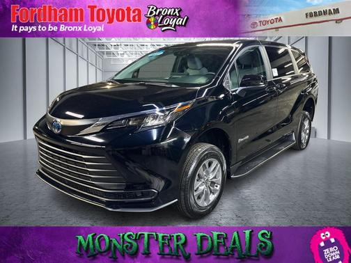 2025 Toyota Sienna LE