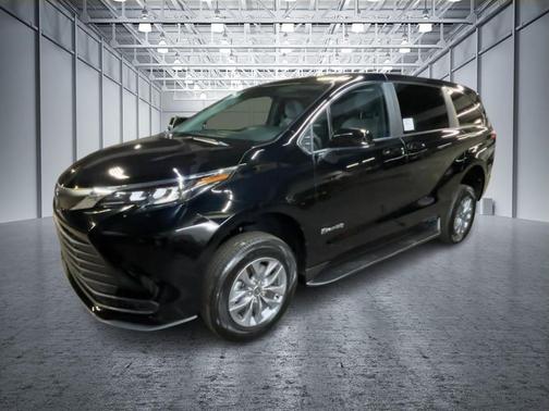 2025 Toyota Sienna LE
