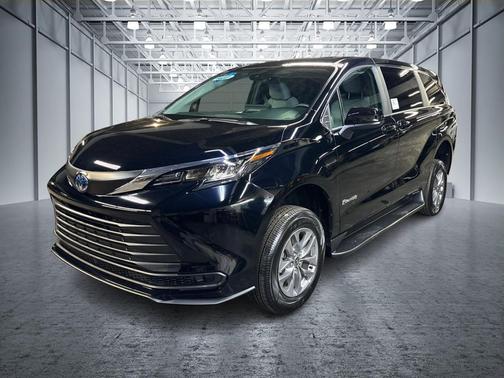 2025 Toyota Sienna LE