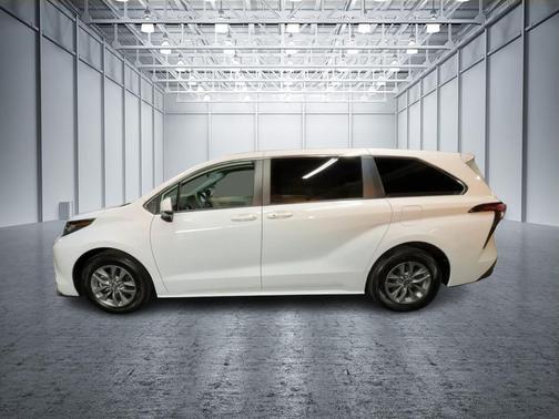 2022 Toyota Sienna LE
