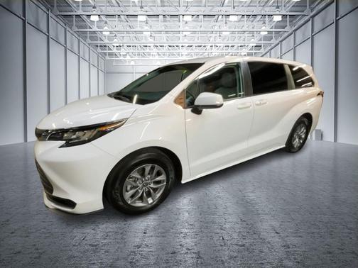 2022 Toyota Sienna LE