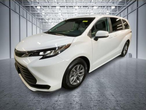 2022 Toyota Sienna LE