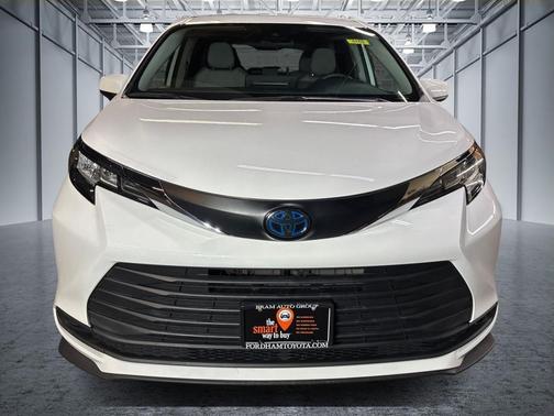 2022 Toyota Sienna LE