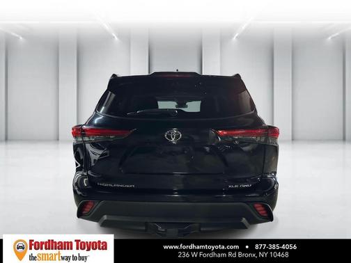 Midnight Black Metallic 2022 Toyota Highlander XLE