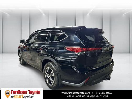 Midnight Black Metallic 2022 Toyota Highlander XLE