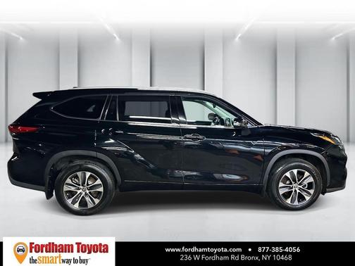 Midnight Black Metallic 2022 Toyota Highlander XLE