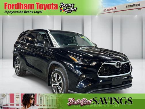 Midnight Black Metallic 2022 Toyota Highlander XLE