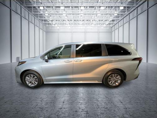 2022 Toyota Sienna LE