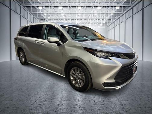 2022 Toyota Sienna LE