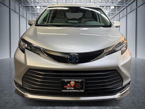 2022 Toyota Sienna LE