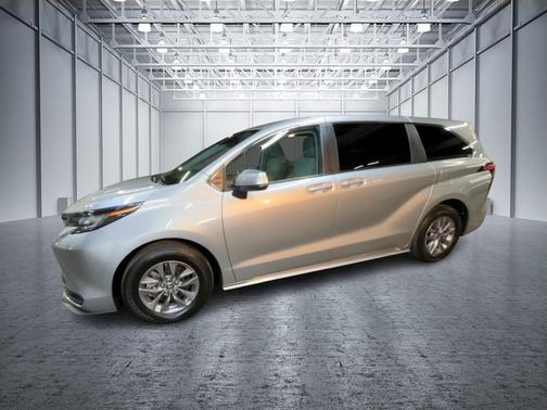 2022 Toyota Sienna LE