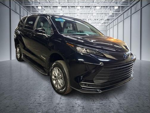 2025 Toyota Sienna LE