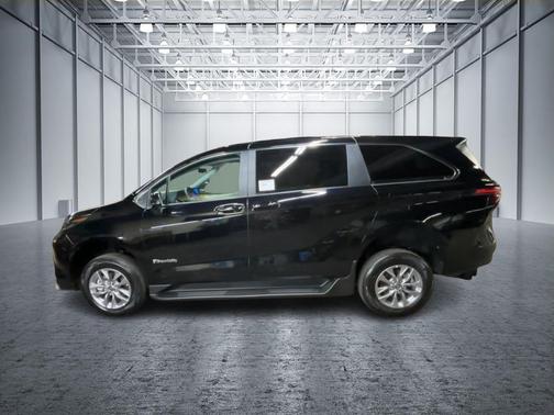 2025 Toyota Sienna LE
