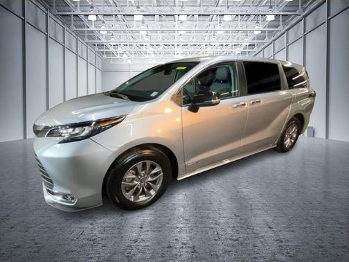 2021 Toyota Sienna XLE 8 Passenger