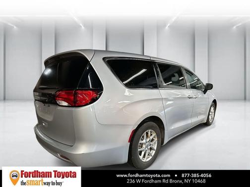 2024 Chrysler Voyager LX