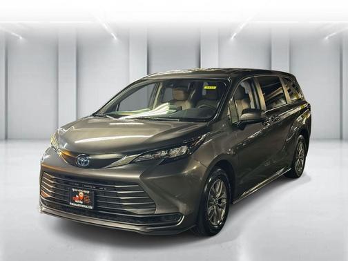 2024 Toyota Sienna LE