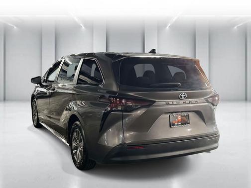 2024 Toyota Sienna LE