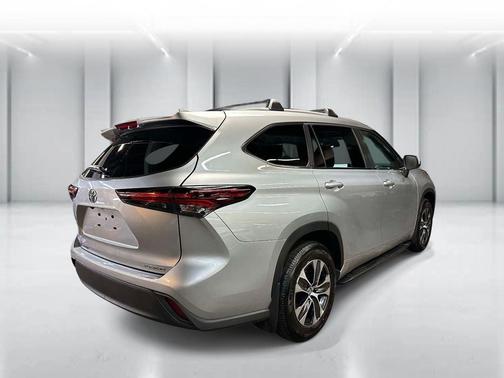 Celestial Silver Metallic 2025 Toyota Highlander XLE