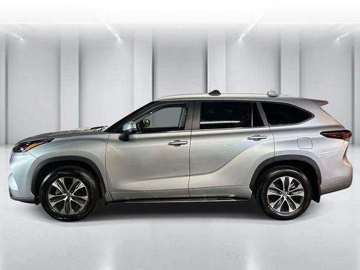 Celestial Silver Metallic 2025 Toyota Highlander XLE