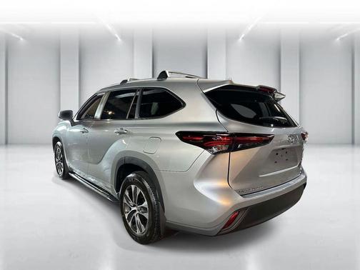 Celestial Silver Metallic 2025 Toyota Highlander XLE