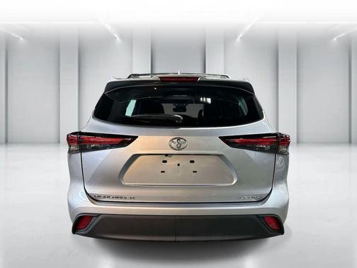 Celestial Silver Metallic 2025 Toyota Highlander XLE