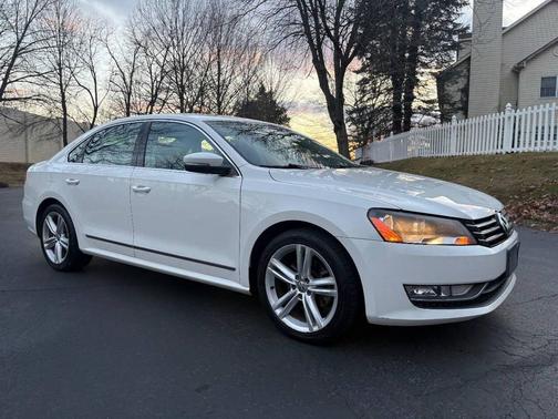 2015 Volkswagen Passat 1.8T Auto SE w/Sunroof & Nav