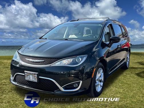 Brilliant Black Crystal Pearlcoat 2017 Chrysler Pacifica Touring-L