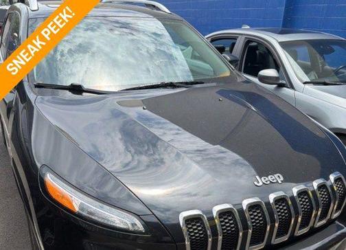 Brilliant Black Crystal Pearlcoat 2016 Jeep Cherokee Overland
